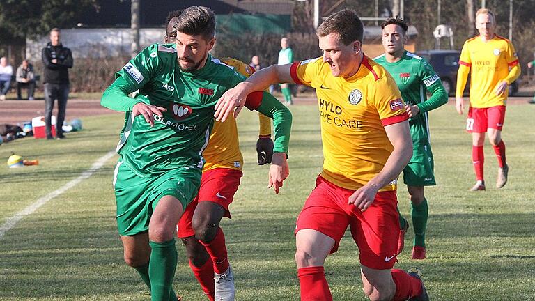 Entschlossener Antritt: FC-05-Kapitän Stefan Kleineheismann (grün) entwischt dem Elversberger Lukas Kohler.