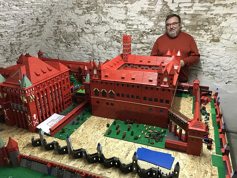 Der Kitzinger Reinhold Dukat und sein aktuelles Projekt: die Marienburg. Die in Polen liegende früherer Ostpreußische Ordensburg ist die größte aus Backsteinen gebaute Burg in Europa. Der Kitzinger Reinhold Dukat und sein aktuelles Projekt: die Marienburg. Die in Polen liegende früherer Ostpreußische Ordensburg ist die größte aus Backsteinen gebaute Burg in Europa.