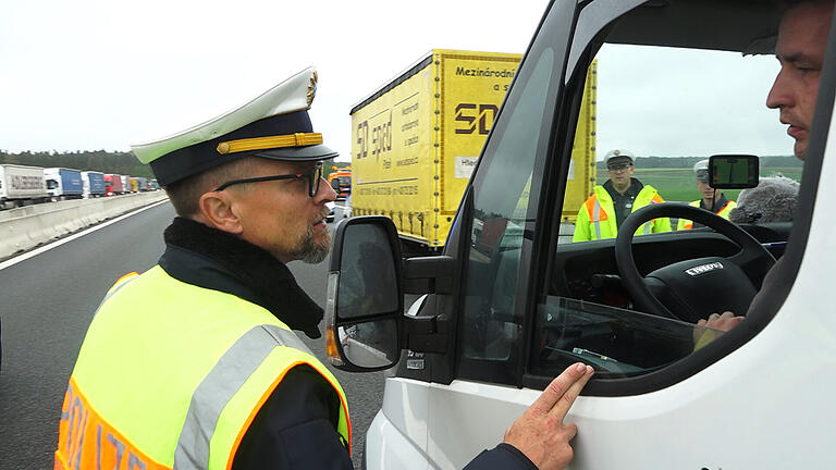 'Schämen sollten Sie sich.' Im Mai stellte Stefan Pfeiffer, Leiter der Verkehrspolizei Feucht, nach einem Unfall auf der A6 Schaulustige mit deutlichen Worten zur Rede.