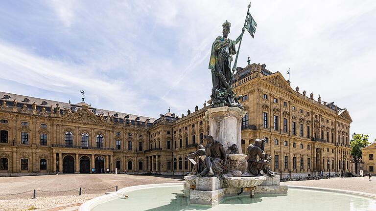 Der Frankoniabrunnen vor der Residenz in Würzburg ist nach der langen Sanierung wieder ohne Bauzaun und Gerüst zu bewundern. Jetzt ist auch der Blick auf das Weltkulturerbe der Residenz wieder ungestört möglich.