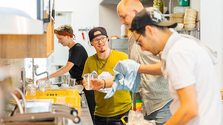 Seit Mai 2022 gibt es in der Würzburger Augustinerstraße das Inklusionscafé Senza Limiti. Von links:&nbsp; Marie Enderes (Mitarbeiterin), Fabian Dinsing (Mitarbeiter), Steven Henze (Inhaber) und Axel Hanneforth (Küchenchef).