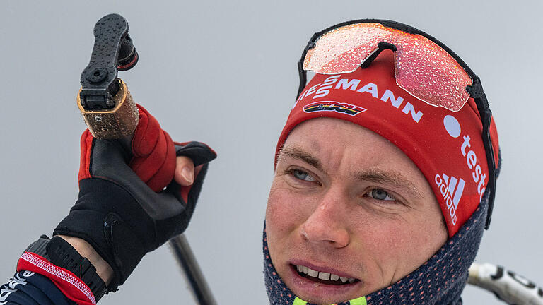 Biathlon - Weltmeisterschaft       -  Dick eingepackt trainiert Benedikt Doll vor der Männer-Staffel am Samstag.