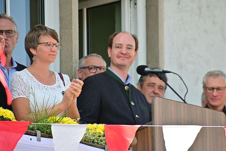 Bürgermeister Lukas Braun auf dem Rathausbalkon. Bürgermeister Lukas Braun auf dem Rathausbalkon.