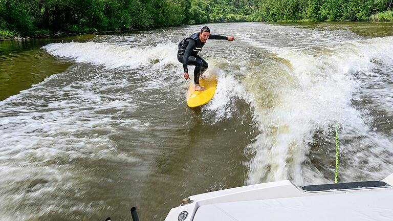 Julian Piller ist begeisterter Surfer. Deshalb hat er sich etwas einfallen lassen, um Surfen auch auf dem Main in Würzburg möglich zu machen. Auf dem Foto surft Jonathan Schröter.