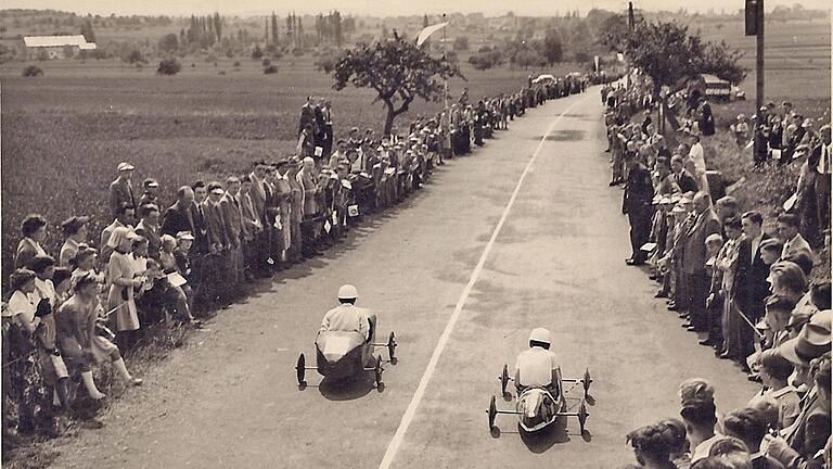 So fing alles an: Das undatierte Foto zeigt eines der ersten Seifenkistenrennen auf der alten Landstraße zwischen Dingolshausen und Gerolzhofen, die dort von 1955 bis 1962 stattfanden.