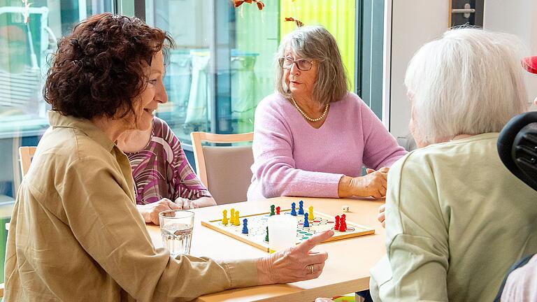 Mit Brettspielen wie 'Mensch ärgere dich nicht' bringen Sabine Finke (links) und Brigitte Pfeuffer (hinten rechts) Abwechslung und regen Langzeitpatienten zum Mitmachen an. Mit Brettspielen wie 'Mensch ärgere dich nicht' bringen Sabine Finke (links) und Brigitte Pfeuffer (hinten rechts) Abwechslung und regen Langzeitpatienten zum Mitmachen an.