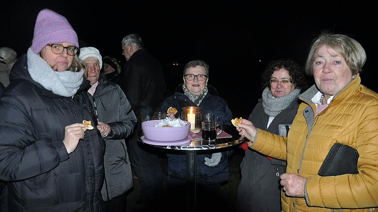 Nach dem Gottesdienst waren alle eingeladen zum Stehempfang vor dem Bischwinder Käppele. Der Frauenbund Gernach hatte für wohlschmeckende Kleinigkeiten gesorgt, die Familie Johannes Nickel für den Glühwein. Nach dem Gottesdienst waren alle eingeladen zum Stehempfang vor dem Bischwinder Käppele. Der Frauenbund Gernach hatte für wohlschmeckende Kleinigkeiten gesorgt, die Familie Johannes Nickel für den Glühwein.