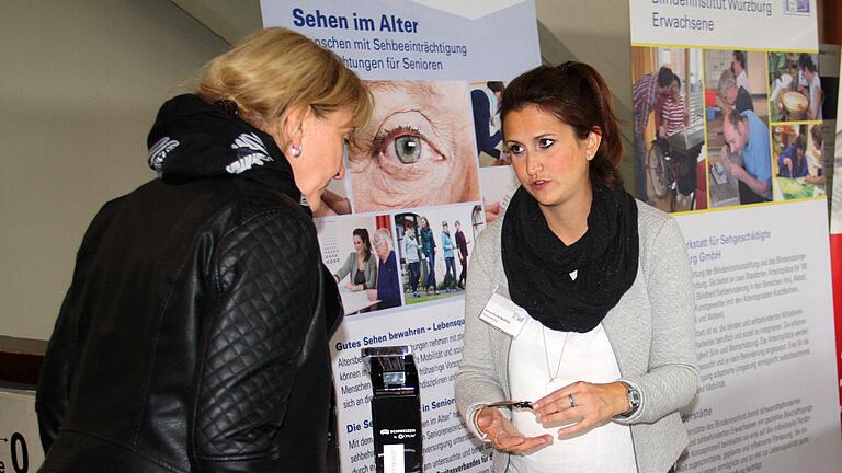 Orthoptistin Anna Koob-Matthes informiert in der Sehhilfenberatung über Hilfsmittel, um bei nachlassender Sehkraft möglichst lange selbständig zu bleiben.