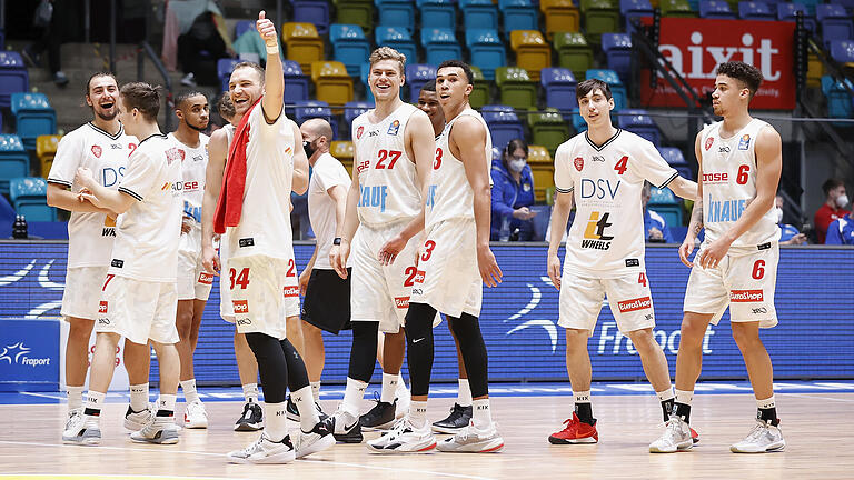 Da freut sich ein Haufen, der offenbar gerade so richtig zusammenwächst: Würzburgs beste Basketballer nach dem überraschenden Sieg in Frankfurt (von links): Julian Albus, Nils Haßfurther, Cameron Hunt, Kapitän Felix Hoffmann, Jonas Weitzel, Tyson Ward, Julius Böhmer und Joshua Obiesie.