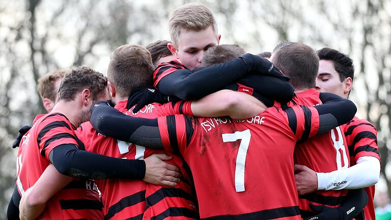 Rottendorfer Spieler beim Torjubel. Der TSV Rottendorf spielt seit der Saison 2021/22 in der Landesliga Nordwest, der sechsten Liga im Bayerischen Fußball-Verband. Kein Spieler bekomme dort Geld, sagt Rottendorfs Fußball-Abteilungsleiter Theo Issing.