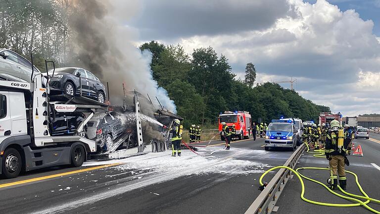 Spektakulärer Unfall auf der A3: Ende Juni geriet wegen eines technischen Defekts ein Autotransporter in Brand, ausgerechnet im engen Baustellenbereich.