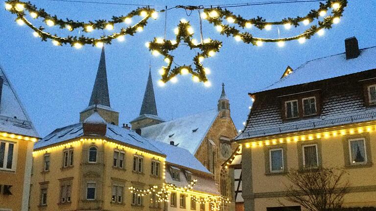 Um Strom zu sparen, wird es heuer in der Advents- und Weihnachtszeit in der Gerolzhöfer Altstadt mutmaßlich keine zusätzlich beleuchtete Dekoration über die Straßen geben.