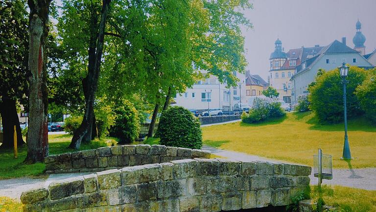 So sah die Brücke im Siebener-Park 2018 – vier Jahre vor dem Abriss – aus. Heute wird nach Lösungen für einen ansehnlichen Nachfolger gesucht.       -  So sah die Brücke im Siebener-Park 2018 – vier Jahre vor dem Abriss – aus. Heute wird nach Lösungen für einen ansehnlichen Nachfolger gesucht.