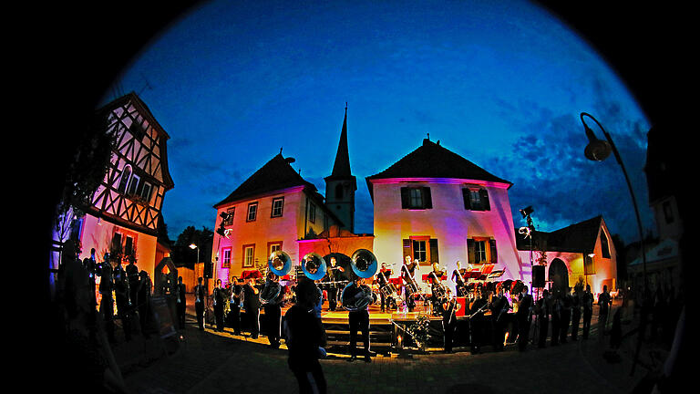 Der 'Moderne Spielmanns- und Fanfarenzug' aus Retzbach begeisterte trotz der großen abendlichen Hitze rund 200 Gäste mit seinem fulminanten Konzert vor dem Stettener Torbogen.