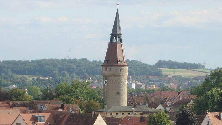 Endet bald der Dornröschenschlaf von Kitzingens Wahrzeichen Falterturm mit seiner schiefen Haube? – Experten lieferten in einer Planungswerkstatt jetzt interessante Ideen.