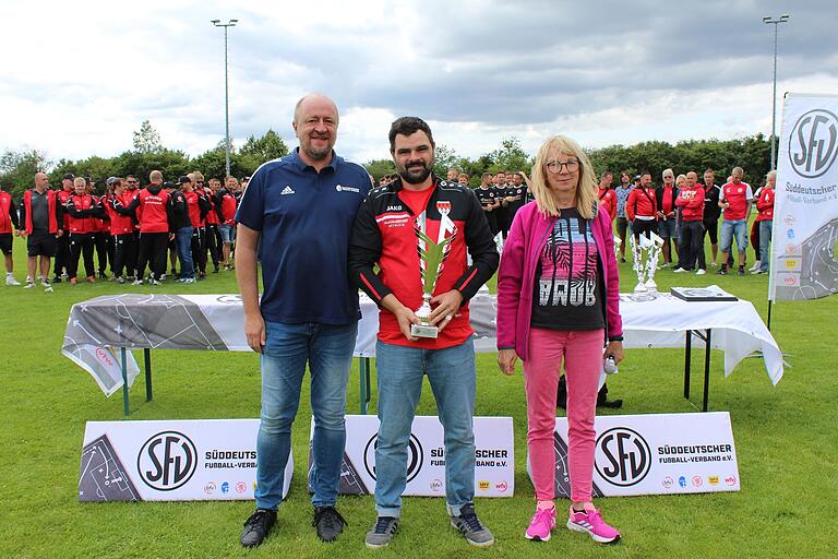 Den Pokal zum Gewinn der Süddeutschen Vizemeisterschaft durfte Kapitän Daniel Horn (Bildmitte) von Vertretern des SFV-Verbandes entgegennehmen. Den Pokal zum Gewinn der Süddeutschen Vizemeisterschaft durfte Kapitän Daniel Horn (Bildmitte) von Vertretern des SFV-Verbandes entgegennehmen.