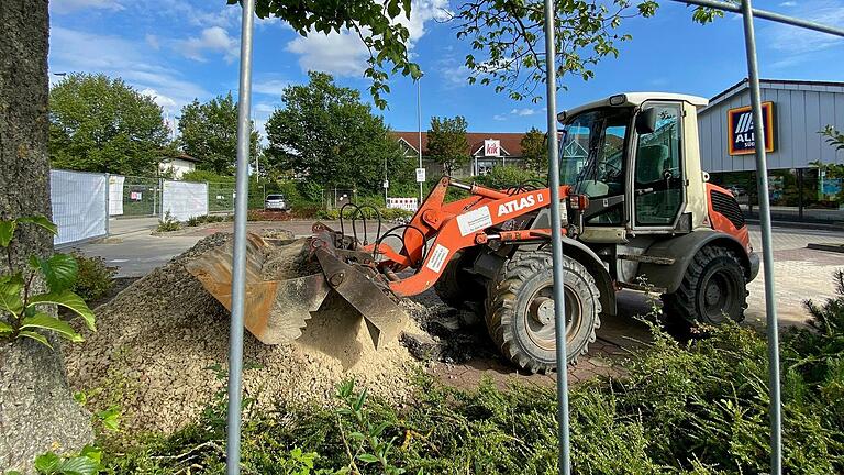 Die Absperrung steht, jetzt gehen die Bagger ans Werk: Die Bäckerei Pappert baut ihre erste Filiale in Mellrichstadt.