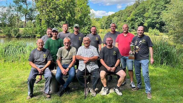 Auf dem Foto Werner Gensler, Robert Lörzel, Marko Geis, Andreas Mock, Markus Fröhlich, Peter Damm, Siegfried Schirber (Gründungsmitglied), Raphael Werner, André Trabert (1. Vorsitzender), Gerd Menz, Bürgermeister Stefan Kießner, Christian Geis.