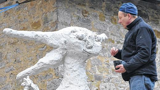 In Gips geformt: So soll das Schneewittchen werden &ndash; allerdings in Bronze. Hier arbeitet Peter Wittstadt im Hof seiner Werkstatt in Laudenbach an seiner Plastik.