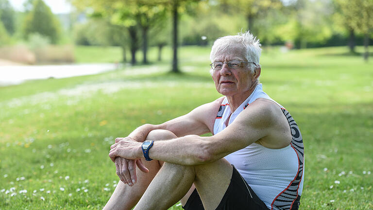 Dihsmaier       -  Athletisch mit 71: Gunther Dihsmaier beim Training am Main. Bei der Ironman-WM auf Hawaii wurde er Altersklassen-Dritter.