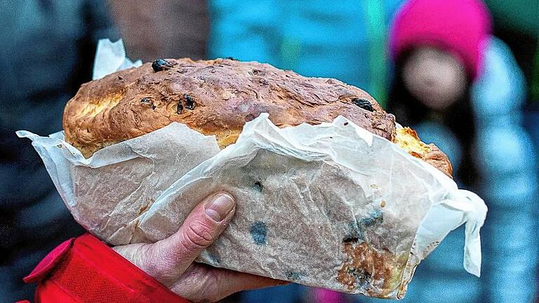 Gästeführerin Jutta Göbel verköstigt die Wanderer mit Rosinenkuchen.