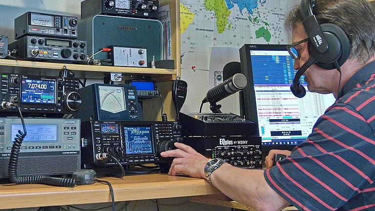 Der Zeiler Amateurfunker Hermann Kühnl an seiner Station.