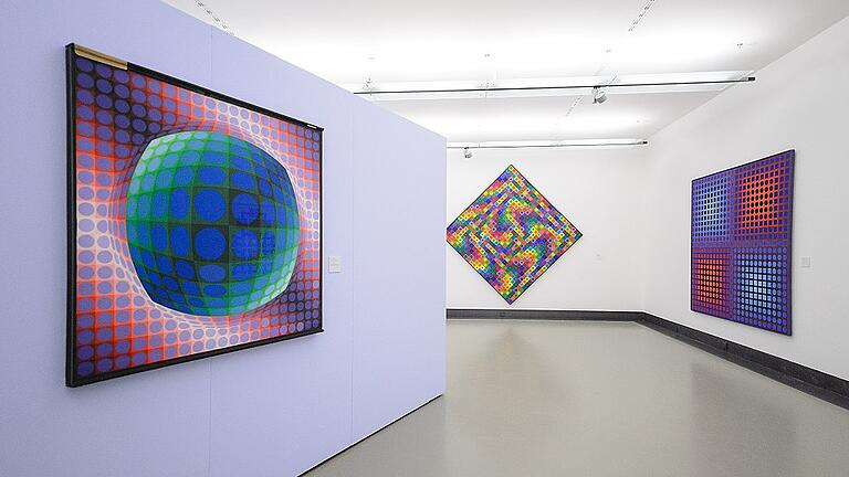 Vorbesichtigung der neuen Wechselausstellung
'Der Traum vom Raum. Victor Vasarely. Malerei' - Vergangenes Jahr was das Bild „Zett Goemb” (links) von Victor Vasarely noch in der großen Ausstellung „Der Traum vom Raum” im Kulturspeicher zu sehen, nun ist es nach Frankfurt unterwegs. Vorbesichtigung der neuen Wechselausstellung
'Der Traum vom Raum. Victor Vasarely. Malerei' - Vergangenes Jahr was das Bild „Zett Goemb” (links) von Victor Vasarely noch in der großen Ausstellung „Der Traum vom Raum” im Kulturspeicher zu sehen, nun ist es nach Frankfurt unterwegs.
