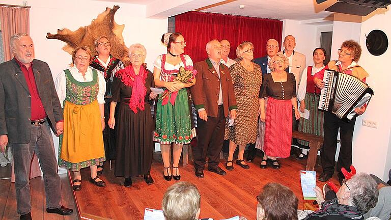 Das Steigerwälderlied zum Abschluss von zweieinhalb vergnüglichen Stunden im Theaterhaus (von links): Josef Fröhling, Irmgard Fröhling, Anja Iff, Monika Freiberger, Silvia Kirchhof, Stefan Mai, Charly Weikert, Rita Spiegel, Karlheinz Stöcklein (verdeckt), Bruno Steger, Karin Böhm, Erich Servatius, Sonja Greb und Thomas Heilmann.