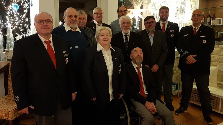 Dank für die geleistete Arbeit wurde bei der Weihnachtsfeier der BRK-Bereitschaft Ochsenfurt ausgesprochen und langjährige Mitglieder geehrt. Im Bild von links: Ralph Schäfer (Bereitschaftsleiter Ochsenfurt), Georg Fuchs, Josef Klusek, Norbert Placzek, Petra Bierbaum (stellv. Bereitschaftsleiterin Ochsenfurt), Udo Gerst, Peter Wesselowsky (stellv. Vorsitzender BRK Kreisverband Würzburg), Edgar Nestmeier, Adolf Lehrieder, Martin Falger (Kreisbereitschaftsleiter), Oliver Lückhof (stellv. Bereitschaftsleiter Ochsenfurt).