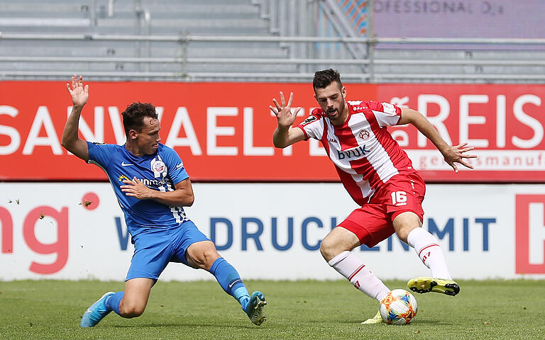 Tänzchen im Strafraum: Doppeltorschütze Luca Pfeiffer lässt vor dem 3:0 Rostocks Lukas Scherff aussteigen.