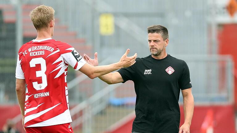 Es bleibt viel Arbeit: Kickers-Trainer Torsten Ziegner (rechts) mit Mittelfeldakteur Niklas Hoffmann. Es bleibt viel Arbeit: Kickers-Trainer Torsten Ziegner (rechts) mit Mittelfeldakteur Niklas Hoffmann.