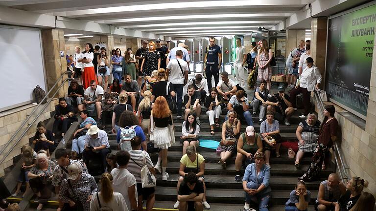 Ukraine-Krieg - Kiew       -  Alltag im Krieg: Menschen suchen Zuflucht in der U-Bahn.