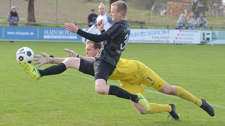 Das Karlburger 1:0: Marco Kunzmann (vorne) spitzelt den Ball an Münchbergs Keeper Jonas Lang vorbei. Das Karlburger 1:0: Marco Kunzmann (vorne) spitzelt den Ball an Münchbergs Keeper Jonas Lang vorbei.