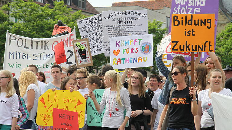 Demonstration für den Erhalt der Walther-Rathenau-Schulen in Schweinfurt.