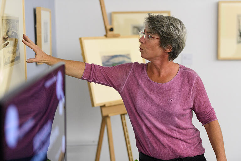 Die Leiterin der Druckwerkstatt im Künstlerhaus,  Kristin Finsterbusch, erläuterte bei der Langen Museumsnacht im Kulturspeicher die technische Entstehungsweise von Farblithografien. Foto: Daniel Peter