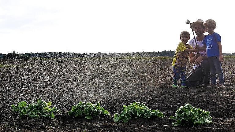 Der Salat kann ein paar Tropfen gebrauchen - war ja auch ein heißer Sommer. Diese Szene des Films zeigt schon, wie Kinder in den Gartenbau von Hand einbezogen werden können.