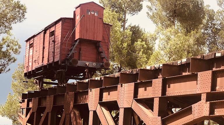 In der Holocaust-Gedenkstätte Yad Vashem steht dieser Original Viehwaggon, mit dem Juden in Konzentrationslager transportiert wurden.