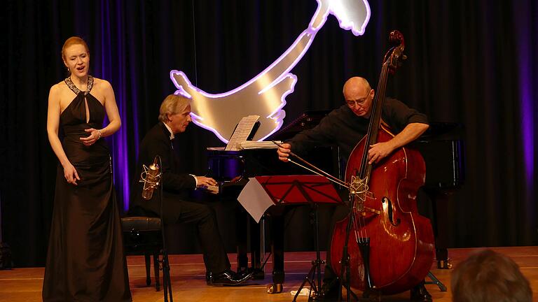 Eilika Wünsch, ihr Ehemann Bernhard am Flügel und der Kontrabassist Stefan Adelmann bezauberten im Karlstadter Rathaussaal mit enem Kammerkonzert aus der Zeit der Romantik.