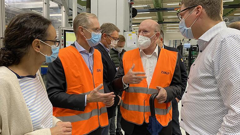 Der SKF-Deutschlandchef Martin Johannsmann mit Konzernchef Rickard Gustafson (links) beim Besuch in Schweinfurt 2021.