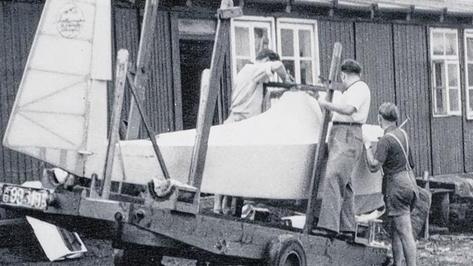 Letzter Schliff: Ein Flugzeug wird um 1955 vor der Fabrikationsstätte der Fa. Schindler in Sulzdorf verladen. Erhard Zimmer, ein Freund der Familie Schindler fotografierte. Letzter Schliff: Ein Flugzeug wird um 1955 vor der Fabrikationsstätte der Fa. Schindler in Sulzdorf verladen. Erhard Zimmer, ein Freund der Familie Schindler fotografierte.