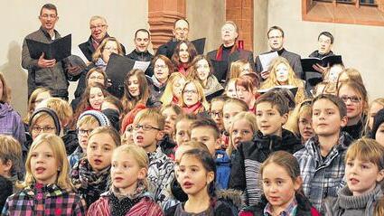 &bdquo;Look at the World&ldquo; sangen der Chor der fünften Klassen, das Vokalensemble und der Lehrerchor. Musikalisch begleitet wurden sie vom Schulorchester sowie dem Kammermusikensemble.