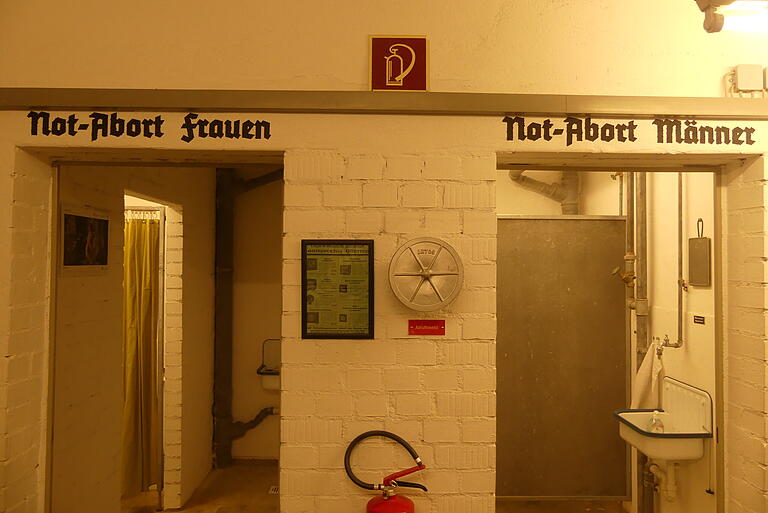 Wenig Rückzugsraum für die 'Volksgenossen': Vor dem Bunker-WC gab es nur Vorhänge, um Selbstmorde zu erschweren. Wenig Rückzugsraum für die 'Volksgenossen': Vor dem Bunker-WC gab es nur Vorhänge, um Selbstmorde zu erschweren.