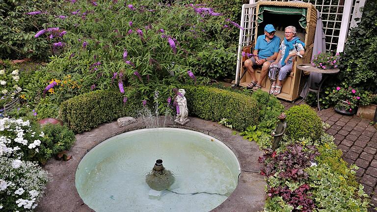 Im Garten von Helga und Manfred Dömling eröffnet sich von der Wohnterrasse ein Blick auf die Wasserspiele und den Figurenschmuck und vermittelt den Eindruck, in einem Ausläufer des angrenzenden Hofgartens zu sein. Ein Strandkorb lud so manche Besucher zum Entspannen ein. Im Garten von Helga und Manfred Dömling eröffnet sich von der Wohnterrasse ein Blick auf die Wasserspiele und den Figurenschmuck und vermittelt den Eindruck, in einem Ausläufer des angrenzenden Hofgartens zu sein. Ein Strandkorb lud so manche Besucher zum Entspannen ein.