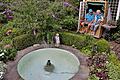 Im Garten von Helga und Manfred Dömling eröffnet sich von der Wohnterrasse ein Blick auf die Wasserspiele und den Figurenschmuck und vermittelt den Eindruck, in einem Ausläufer des angrenzenden Hofgartens zu sein. Ein Strandkorb lud so manche Besucher zum Entspannen ein.
