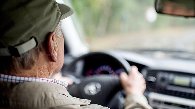 Schaden in Höhe von knapp 1900 Euro verursachte ein Rentner, als er beim Einparken mit seinem Auto den Wagen eines Nachbarn rammte (Symbolbild). Weil er sich nicht weiter um den Unfall kümmerte, ist der 75-Jährige jetzt seinen Führerschein los. Schaden in Höhe von knapp 1900 Euro verursachte ein Rentner, als er beim Einparken mit seinem Auto den Wagen eines Nachbarn rammte (Symbolbild). Weil er sich nicht weiter um den Unfall kümmerte, ist der 75-Jährige jetzt seinen Führerschein los.