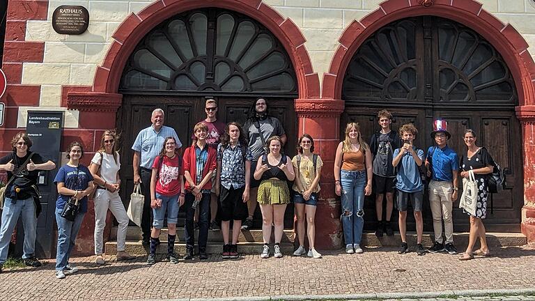 Die US-Gastschüler vor dem alten Rathaus.