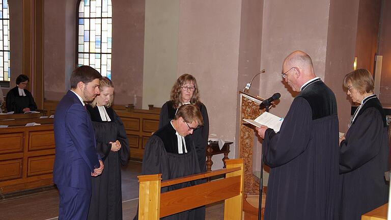 Bei der Ordination (von links) Thomas Schimming, Dorothea Greder, Susanne Ress als Assistierende mit Dekan Oliver Brockmann und Regionalbischöfin Gisela Bornowski.       -  Bei der Ordination (von links) Thomas Schimming, Dorothea Greder, Susanne Ress als Assistierende mit Dekan Oliver Brockmann und Regionalbischöfin Gisela Bornowski.