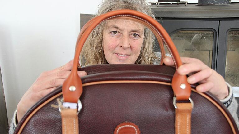 Selbst die Henkel sind Handarbeit: Marion Riedl achtet bei ihren Produkten aus Leder auf jedes Detail. Selbst die Henkel sind Handarbeit: Marion Riedl achtet bei ihren Produkten aus Leder auf jedes Detail.