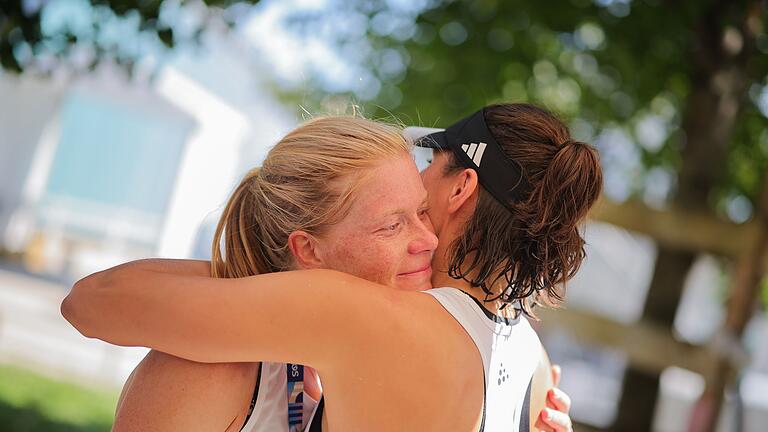 Paris 2024 - Moderner Fünfkampf - Annika Zillekens (l) und Rebecca Langrehr trösten sich nach dem Olympia-Halbfinal-Aus. Paris 2024 - Moderner Fünfkampf - Annika Zillekens (l) und Rebecca Langrehr trösten sich nach dem Olympia-Halbfinal-Aus.