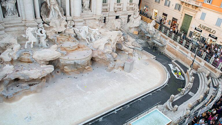 Wasserbecken für den Trevi-Brunnen       -  Wer eine Münze in den Brunnen wirft, wünscht sich einer Legende nach eine sichere Rückkehr nach Rom.